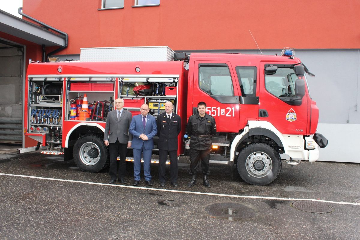 Nowe auto dla straży zawodowej, wkrótce nowe dla strażaków-ochotników